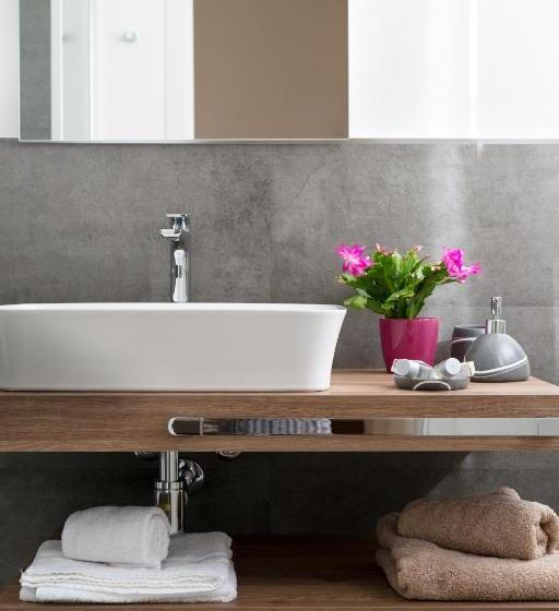 标准间, L Isola Che C è