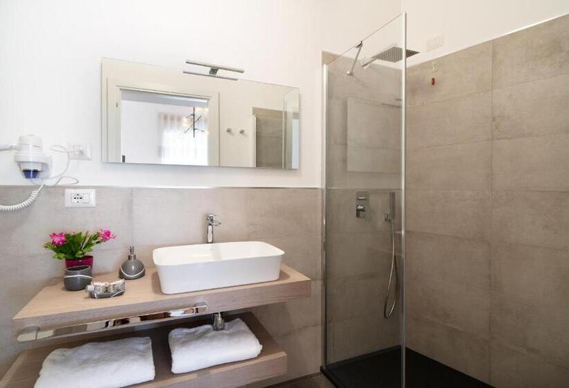 豪华三人间, L Isola Che C è