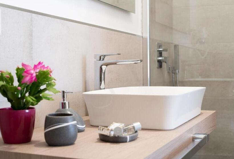 豪华三人间, L Isola Che C è