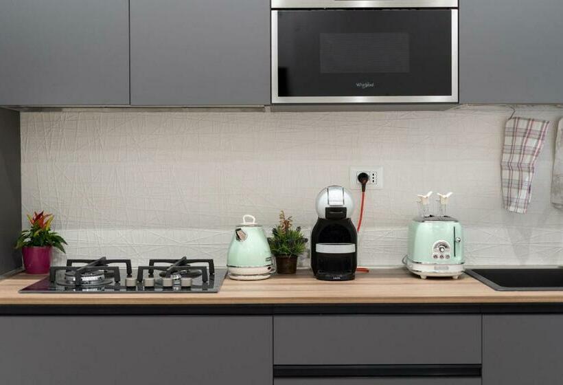 标准间, L Isola Che C è