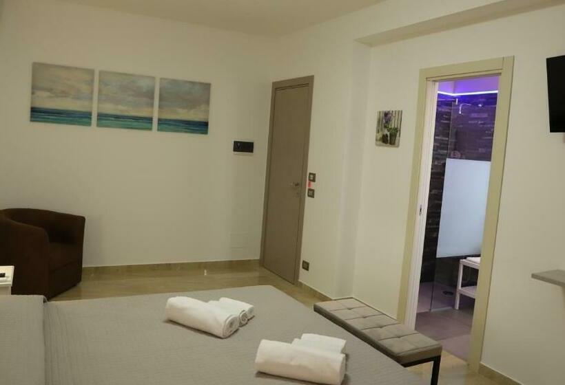 带阳台的三人标准间, Avola My House B&b