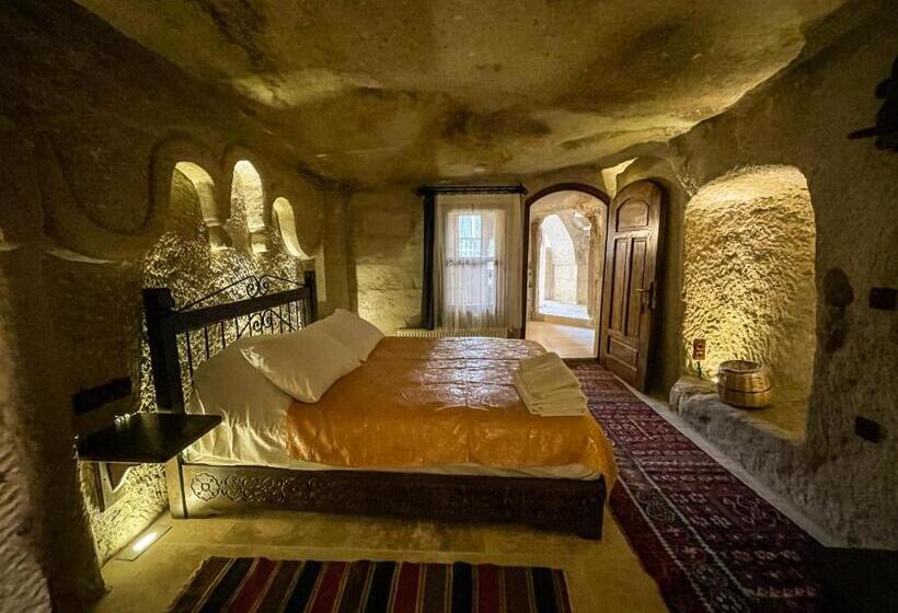 اتاق اکونومی, Takunya Cave