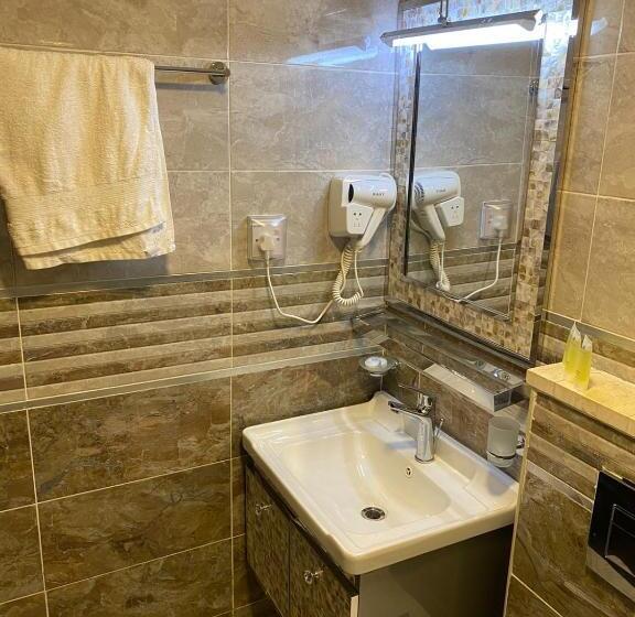 اتاق لوکس, Al Naher Al Khaled