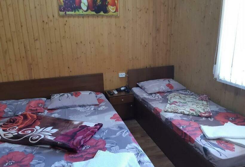 اتاق راحتی سه تخته, отель маленький рай