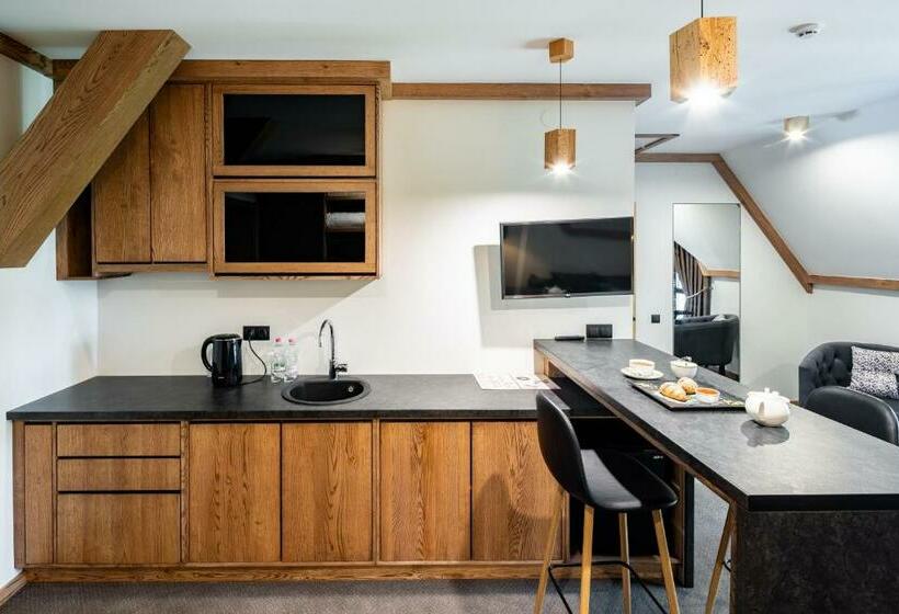 家庭套房, фетрбуш