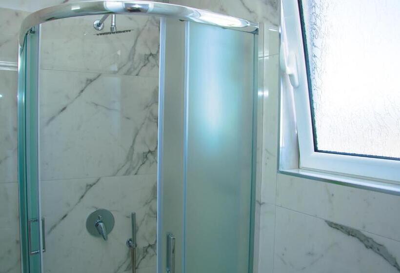 Studio Deluxe, Landi