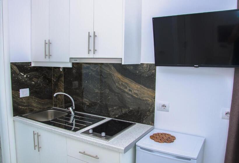 Studio Deluxe, Landi