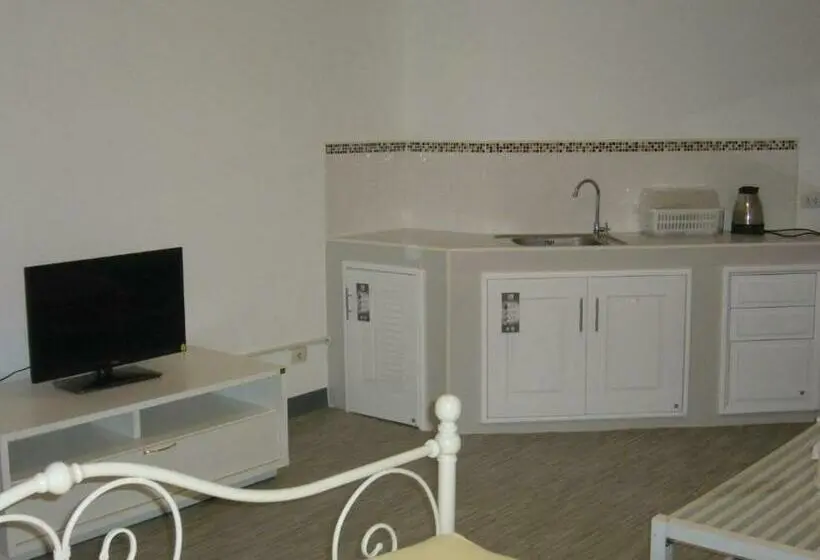 スタンダード４人部屋, Room In Guest Room   Chan Kim Don Mueang Guest House Triple Room
