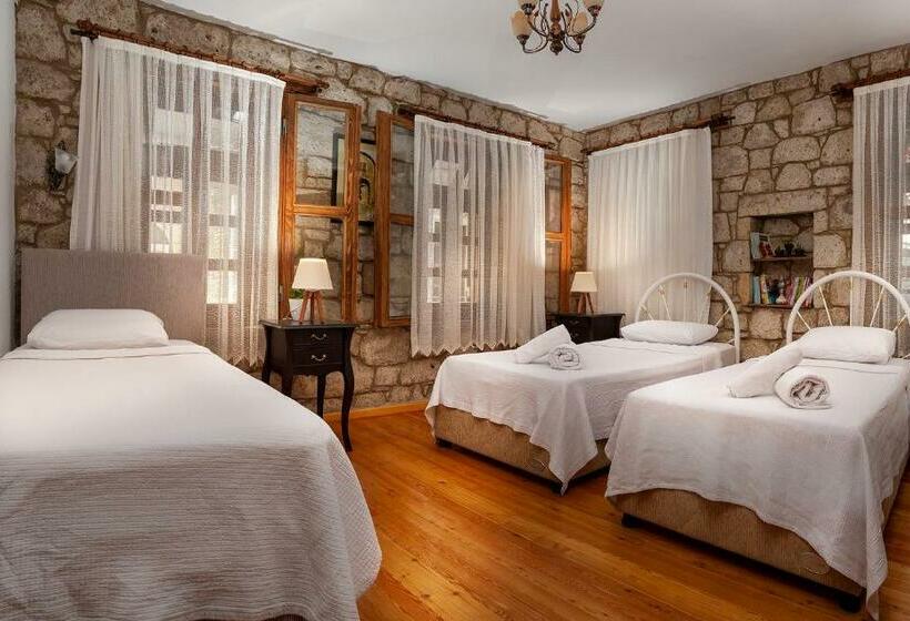 اتاق لوکس سه تخته, Flores Hotel Alaçatı