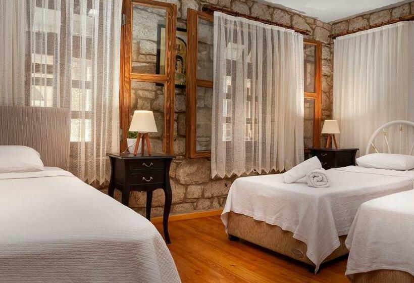 اتاق لوکس سه تخته, Flores Hotel Alaçatı