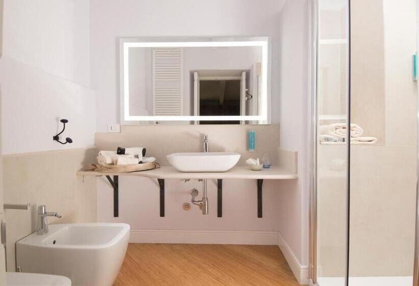 חדר משפחתי, Dimora Cummà Marì