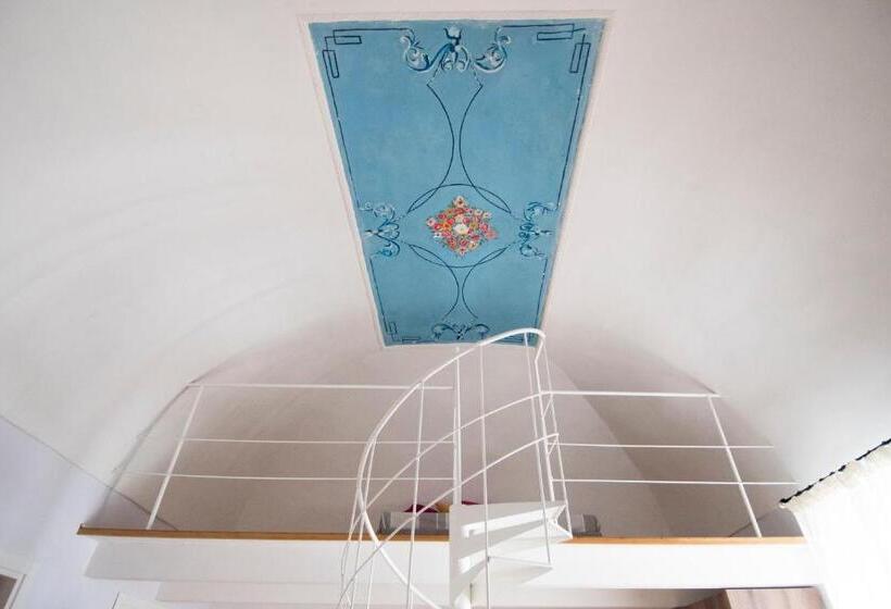 חדר משפחתי, Dimora Cummà Marì