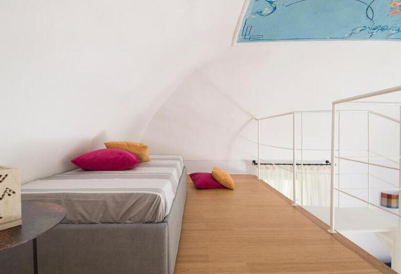 חדר משפחתי, Dimora Cummà Marì