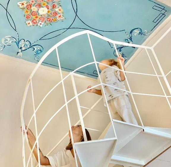 חדר משפחתי, Dimora Cummà Marì