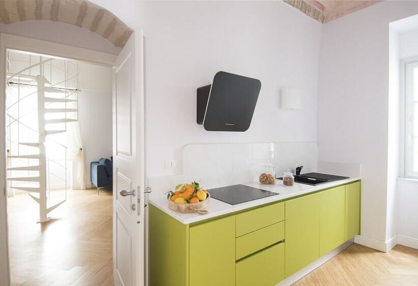 חדר משפחתי, Dimora Cummà Marì