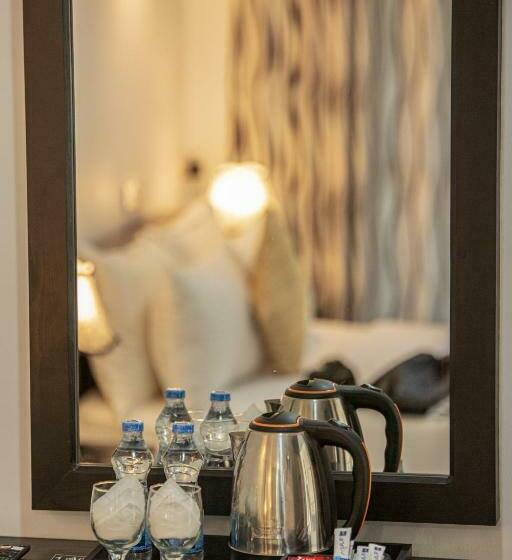 디럭스 룸, 4 Aces Ella