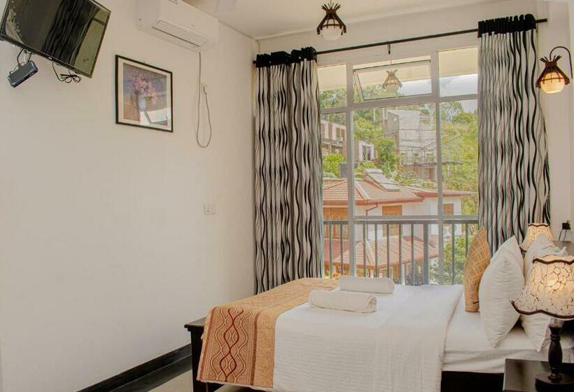 디럭스 룸, 4 Aces Ella