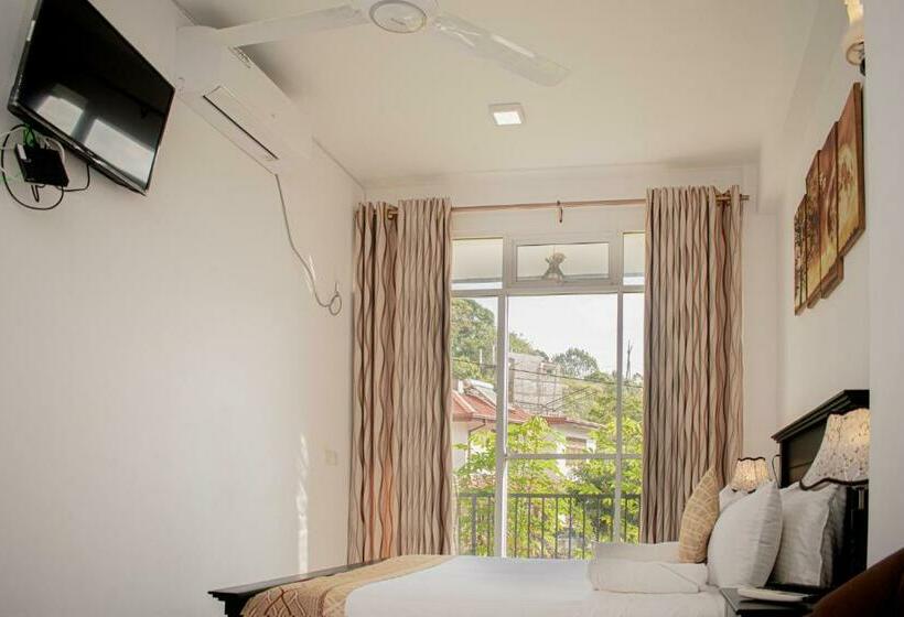 디럭스 룸, 4 Aces Ella