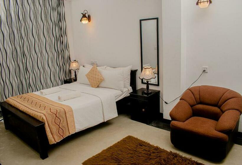 디럭스 룸, 4 Aces Ella