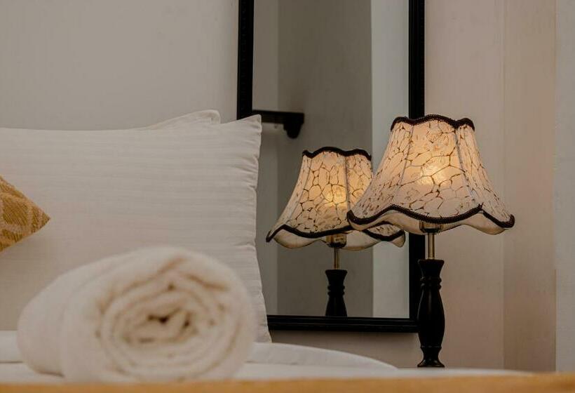 디럭스 룸, 4 Aces Ella