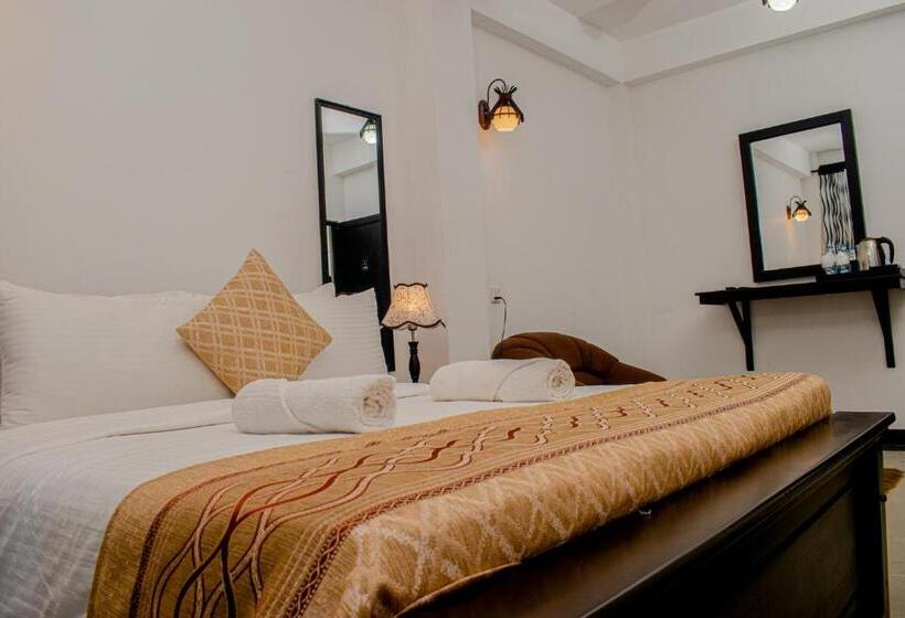 디럭스 룸, 4 Aces Ella