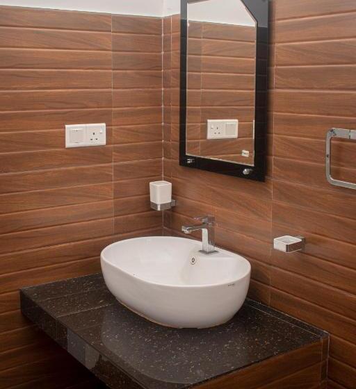 디럭스 룸, 4 Aces Ella