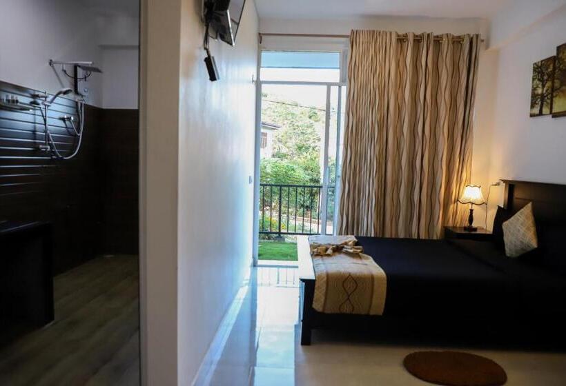 디럭스 룸, 4 Aces Ella