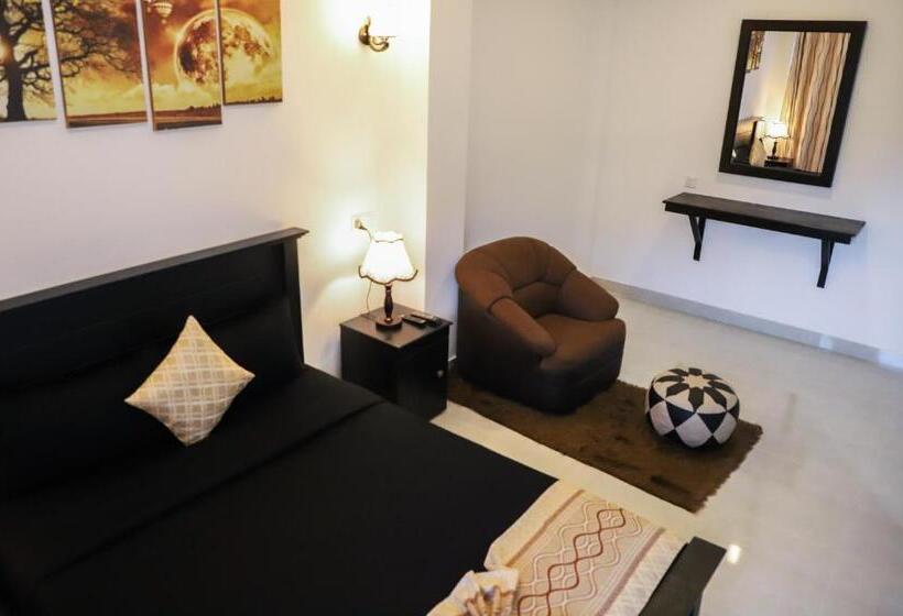 디럭스 룸, 4 Aces Ella