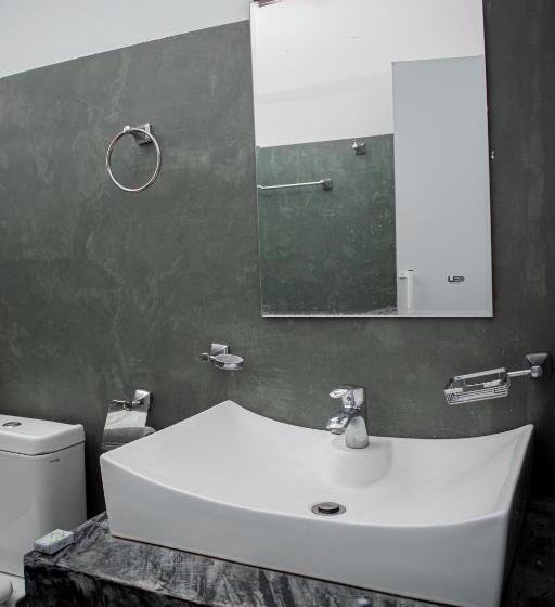 디럭스 룸, 4 Aces Ella