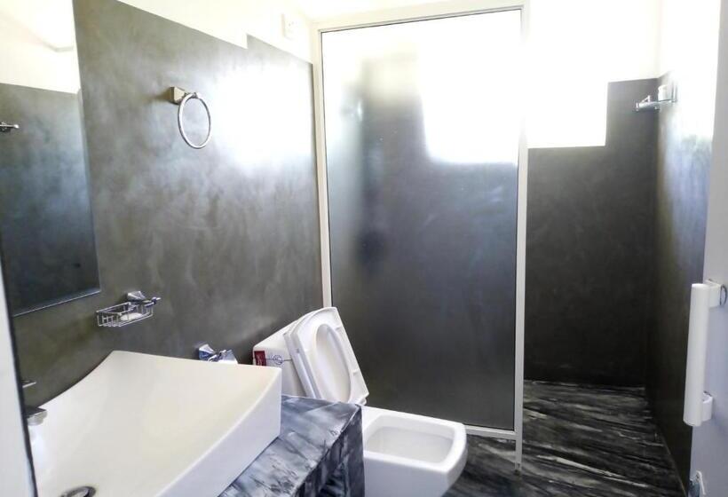 디럭스 트리플 룸, 4 Aces Ella