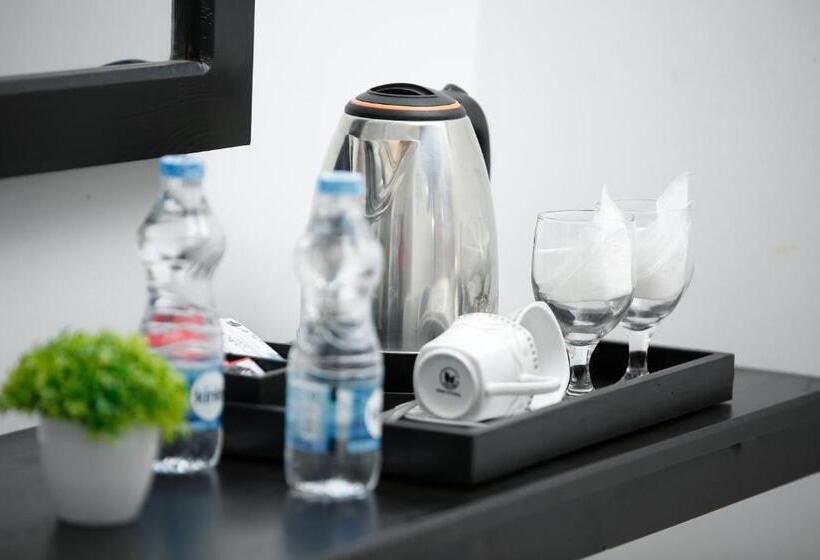 디럭스 트리플 룸, 4 Aces Ella