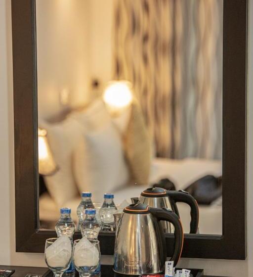 디럭스 트리플 룸, 4 Aces Ella