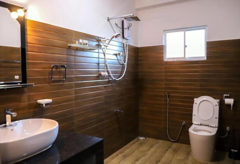 디럭스 트리플 룸, 4 Aces Ella