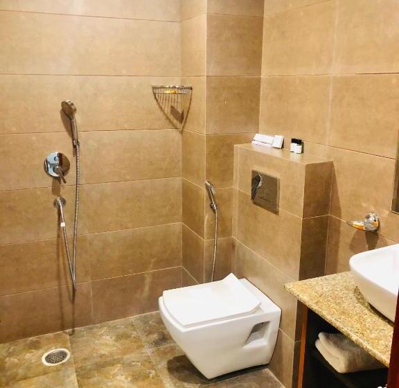 اتاق لوکس با تخت بزرگ, Red Crown