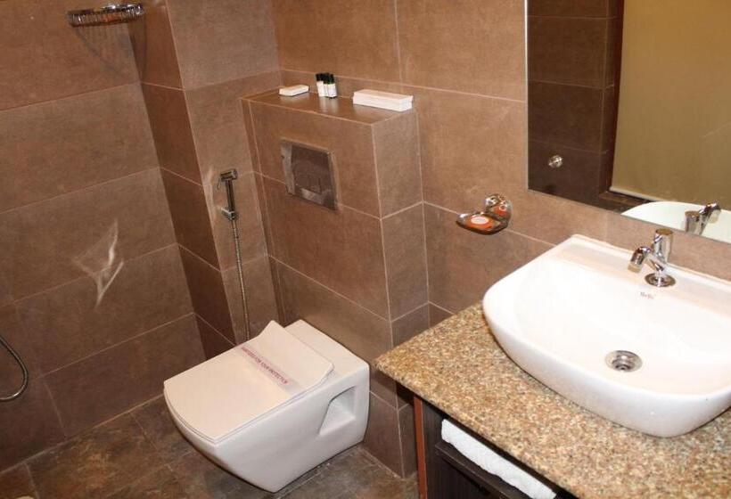 اتاق لوکس با تخت بزرگ, Red Crown