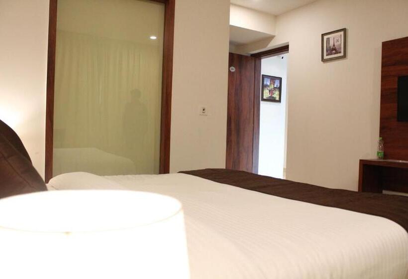 اتاق لوکس با تخت بزرگ, Red Crown