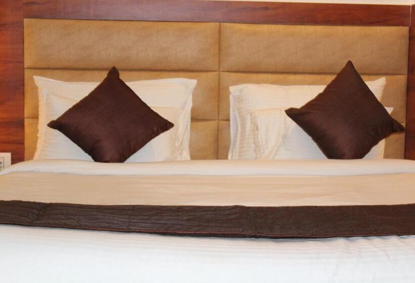 اتاق لوکس با تخت بزرگ, Red Crown