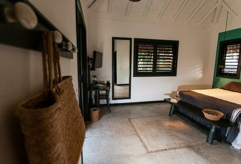 بنغل قياسي مطل على المسبح, & Restaurante Vilaveratheresa