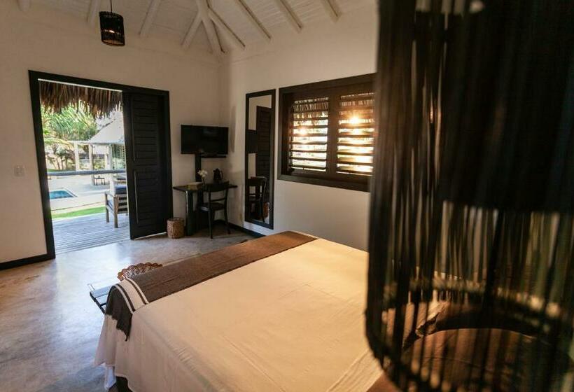 بنغل قياسي مطل على المسبح, & Restaurante Vilaveratheresa