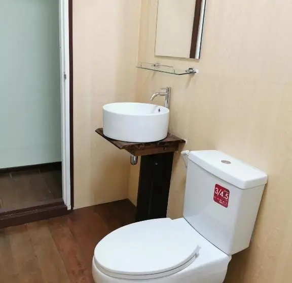 Standard Kolmen Hengen Huone, Chanida Home