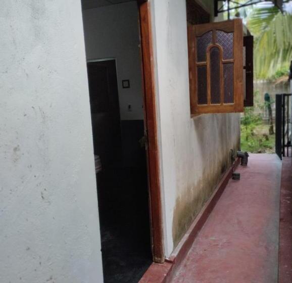 غرفة قياسية, Mirissa Niraj Guest