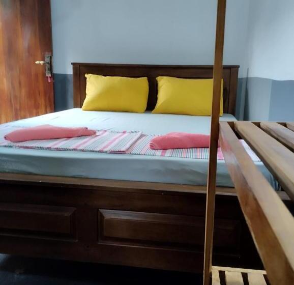 غرفة قياسية, Mirissa Niraj Guest