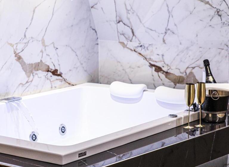 سوئیت با تخت بزرگ, Municipio Luxury Suite