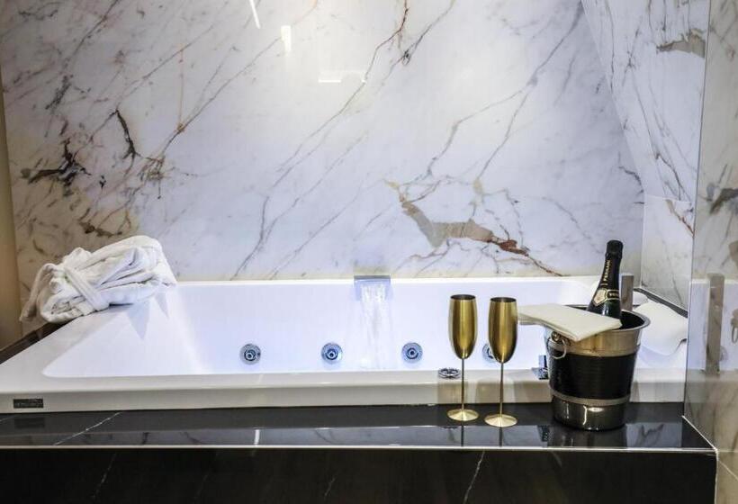 سوئیت با تخت بزرگ, Municipio Luxury Suite