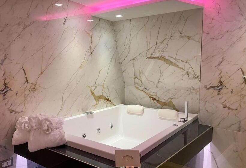 سوئیت با تخت بزرگ, Municipio Luxury Suite