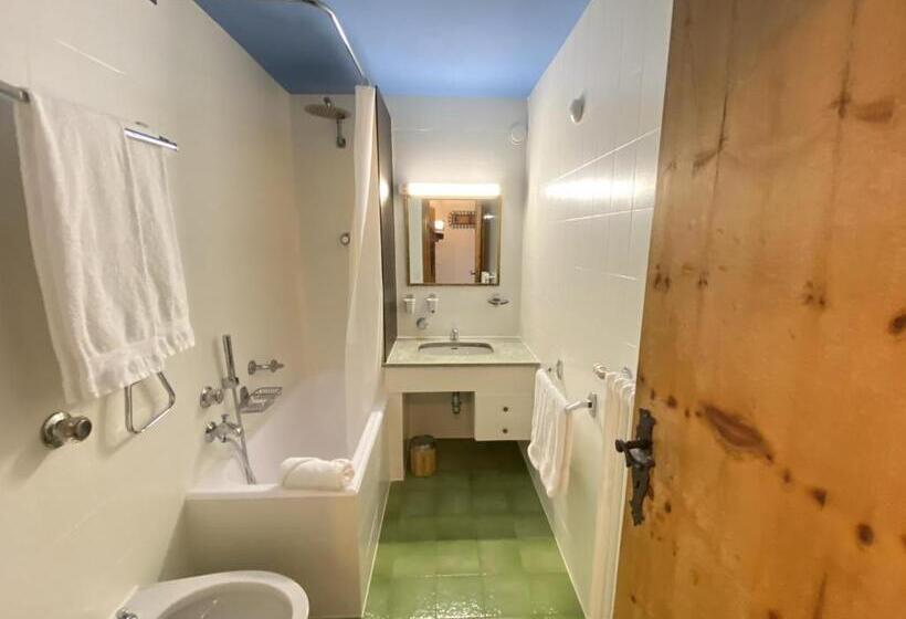 חדר סטנדרט לשלושה, Chesa Silva Silvaplana