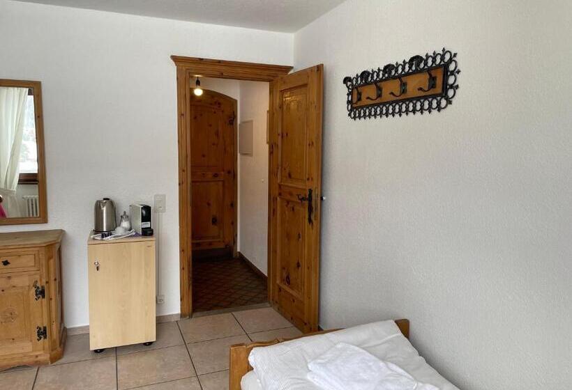 חדר סטנדרט לשלושה, Chesa Silva Silvaplana