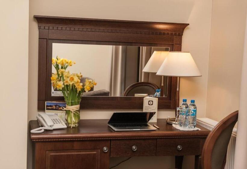 コンフォートルーム, Forrest Hotel & Restaurant