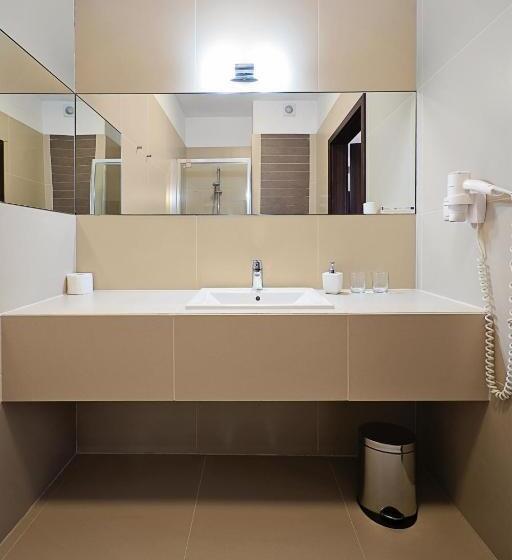 コンフォートルーム, Forrest Hotel & Restaurant