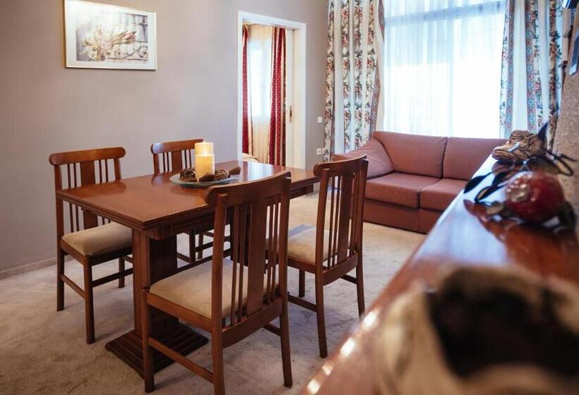 패밀리 룸, Ignatia